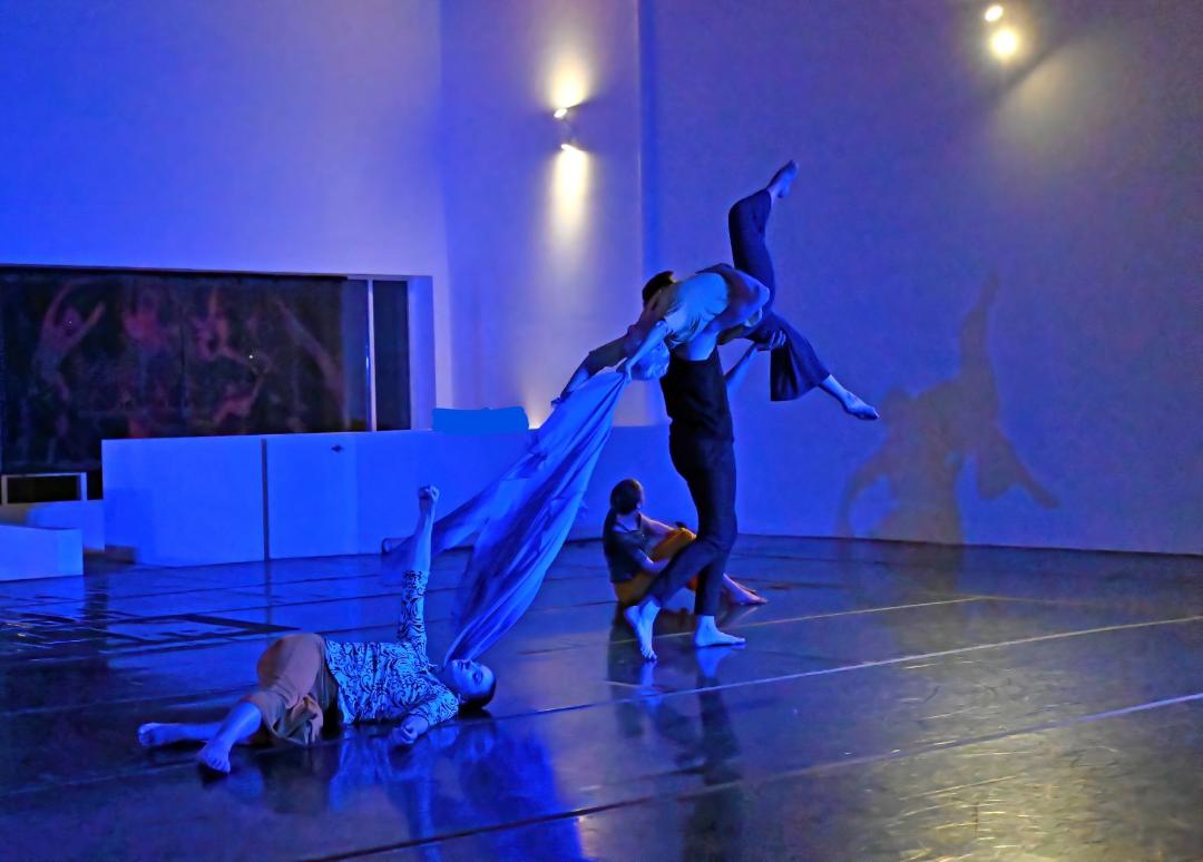 KimRobardsDance's tweet photo. “Ukraine”
Choreography: Kim Robards
Photography: Stan Obert
#denverdance #moderndance #ukraine https://t.co/199uUorP6h