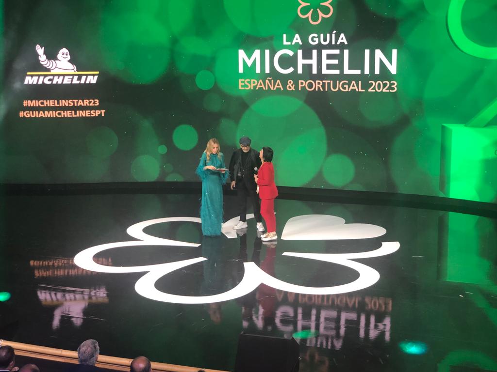 La Guía MICHELIN (@guiamichelin_es) on Twitter photo ¡Empieza la revelación de las #EstrellasVerdes de la mano de <a href="/LesCols_Fina/">Fina Puigdevall Nogareda</a> de Les Cols con 2 #EstrellasMICHELIN y 1 #EstrellaVerde y de <a href="/_JesusSanchez/">Jesús Sánchez</a> del <a href="/cenadordeamos/">Cenador de Amós</a> con 3 #EstrellasMICHELIN y #EstrellaVerde. Gracias @Alimentacion_es por apoyar la #GastronomíaSostenible ¡Empieza la revelación de las #EstrellasVerdes de la mano de <a href="/LesCols_Fina/">Fina Puigdevall Nogareda</a> de Les Cols con 2 #EstrellasMICHELIN y 1 #EstrellaVerde y de <a href="/_JesusSanchez/">Jesús Sánchez</a> del <a href="/cenadordeamos/">Cenador de Amós</a> con 3 #EstrellasMICHELIN y #EstrellaVerde. Gracias @Alimentacion_es por apoyar la #GastronomíaSostenible