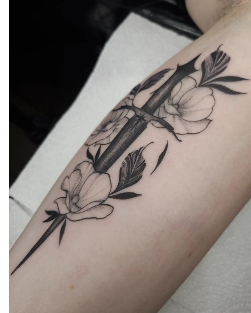 had a request for 'a bitchin sword with flowers'.. 🖤🖤