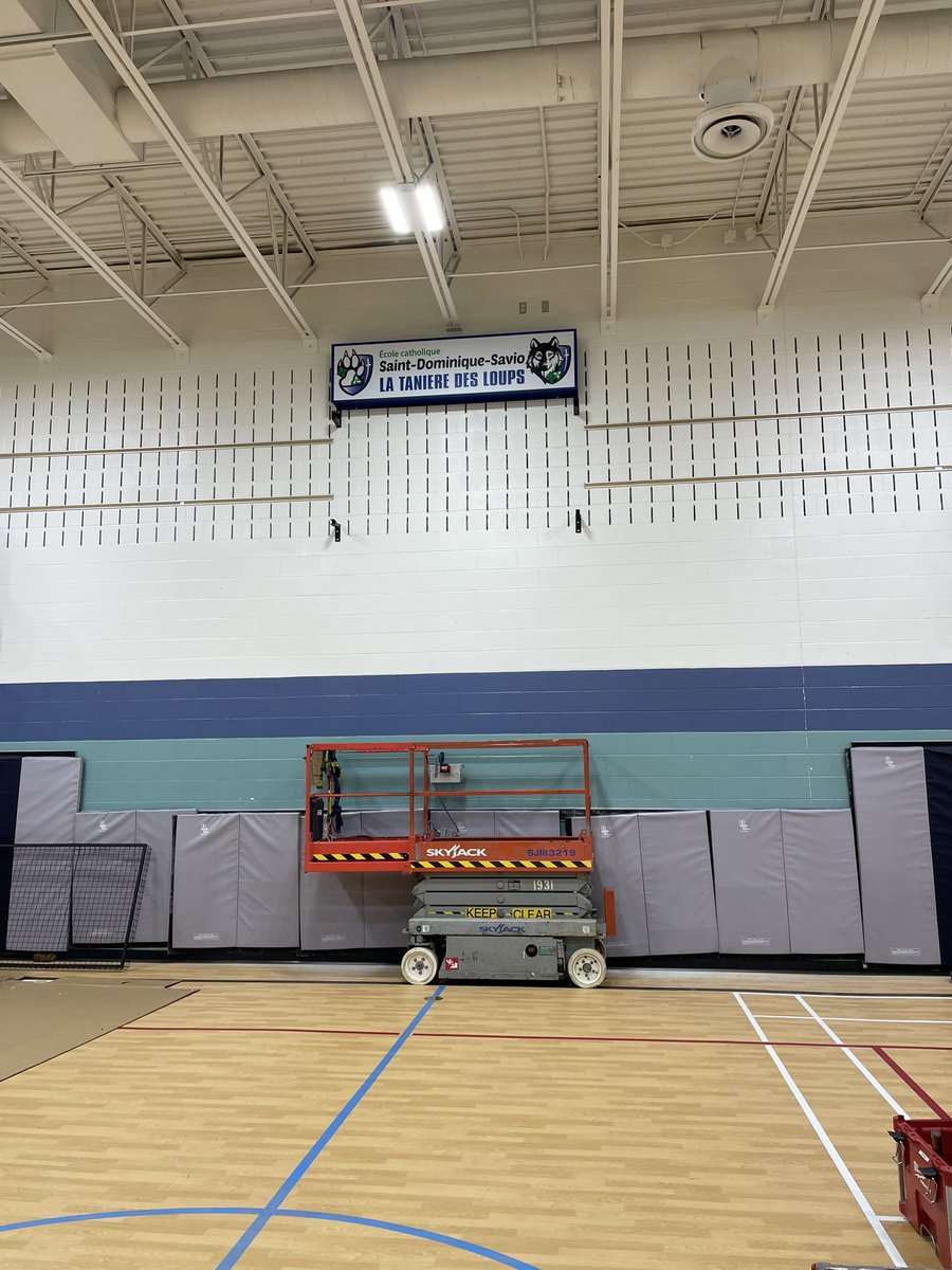 mousadri's tweet photo. Dès ma première journée comme enseignant d’éducation physique à @ECStDSavio je rêve d’avoir un tableau de pointage! C’est arrivé! Merci à ceux qui ont aidé avec le processus. Nos élèves et le programme sportif vont sûrement bénéficier! Bienvenue à la tanière des loups 🐺 https://t.co/VCRz3XVXFA