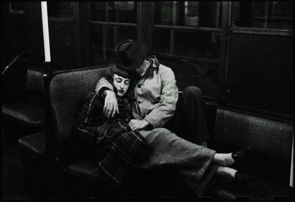 literlandweb1's tweet photo. "El verbo amar es difícil de conjugar:
su pasado no es perfecto, su
presente es sólo indicativo y
su futuro siempre es condicional".
Jean Cocteau
📷Stanley Kubrick (fotografía tomada a los 17 años en el metro de Nueva York) https://t.co/DEDpD7G9tF