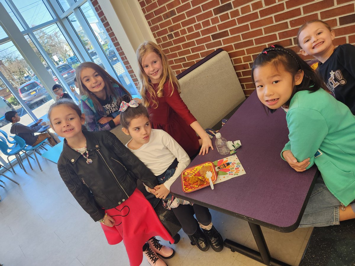 Jfteach27's tweet photo. 2nd grade " Sharing Feast" fun. We shared pumpkin bread, cornbread, butter, and apple sauce! @Hampton_Street #mineolaproud https://t.co/ersW2i8aaj