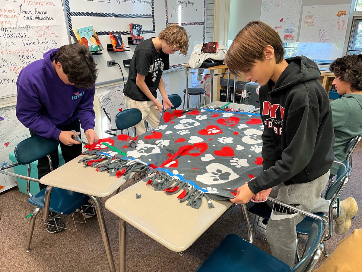 OrlandoKristie's tweet photo. 8th graders making blankets to support project Linus! These will go directly to cancer patients. What an incredibly way to show thanks this season. #RMSproud https://t.co/4TyG8VkHPA