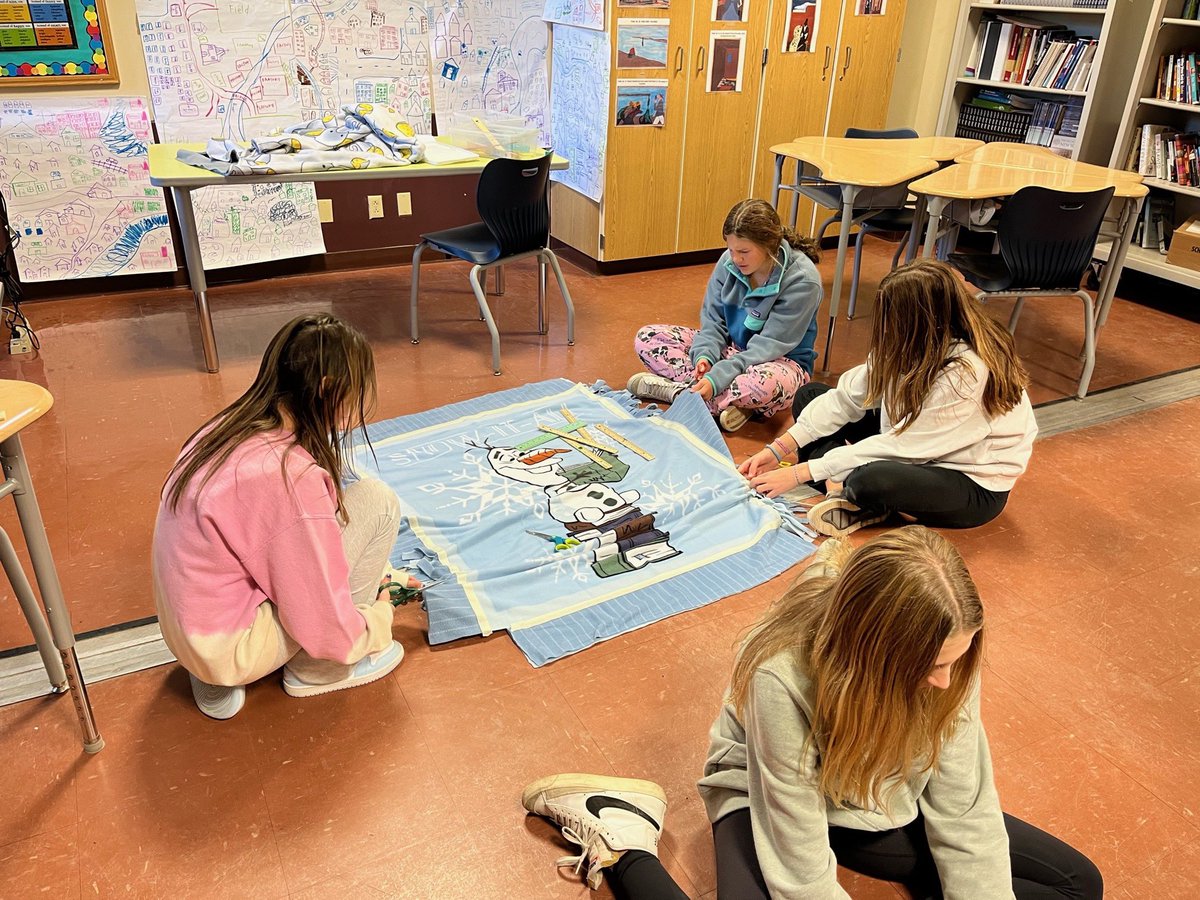 OrlandoKristie's tweet photo. 8th graders making blankets to support project Linus! These will go directly to cancer patients. What an incredibly way to show thanks this season. #RMSproud https://t.co/4TyG8VkHPA