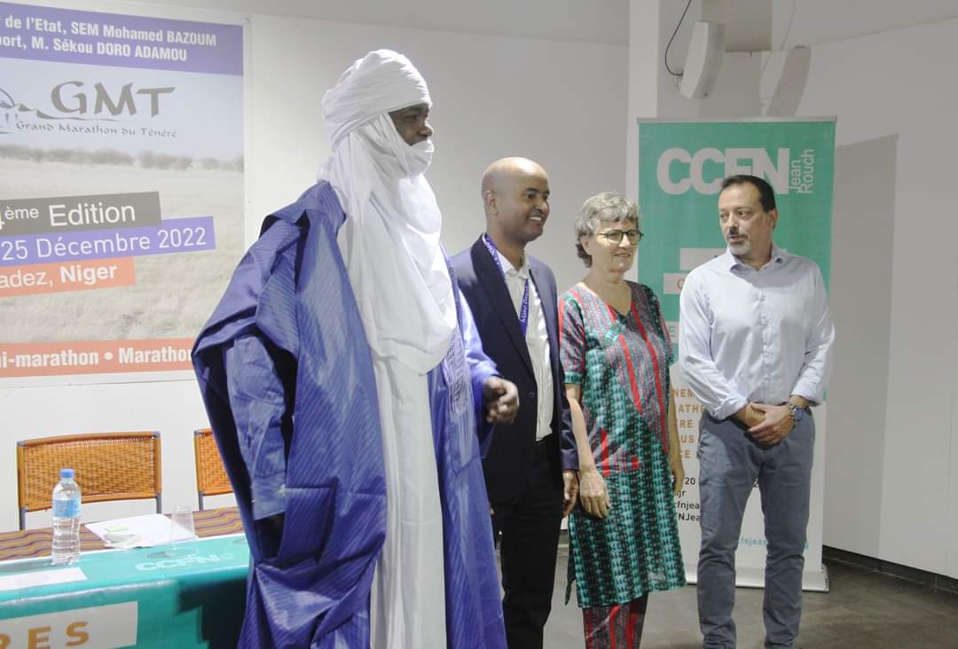 Hommage à Mano DAYAK lors de la Conférence de presse du Grand Marathon du Ténéré.
Merci à Odile DAYAK pour sa présence à nos côtés.