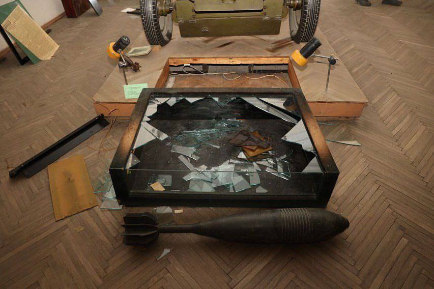 DevanaUkraine's tweet photo. 1/2 When leaving Kherson, russians committed the biggest theft since the Second World War, - the Commissioner of the Verkhovna Rada for Human Rights.
Scammers stole about 15,000 works from the Kherson region. https://t.co/TAUlVUJu3K