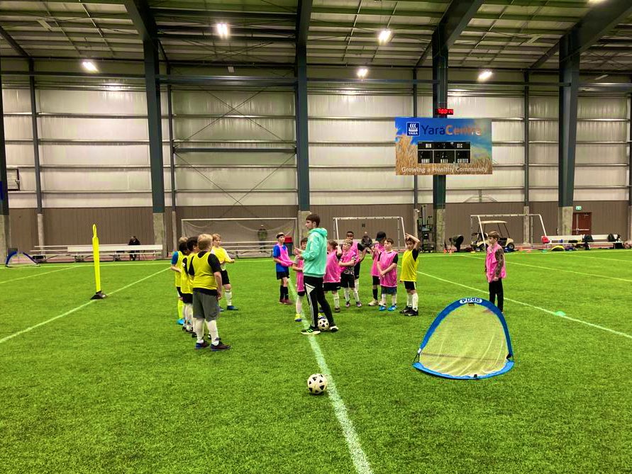 CelticSocAcad's tweet photo. 🍀🇨🇦 Great first night in Moose Jaw working with our club partners #MooseJawSoccerAssociation 👏

Players have been excellent so far, looking forward to the week ahead! 💪

#InternationalPartner #CelticFC #CelticSoccerAcademy https://t.co/2KyEO215Vq