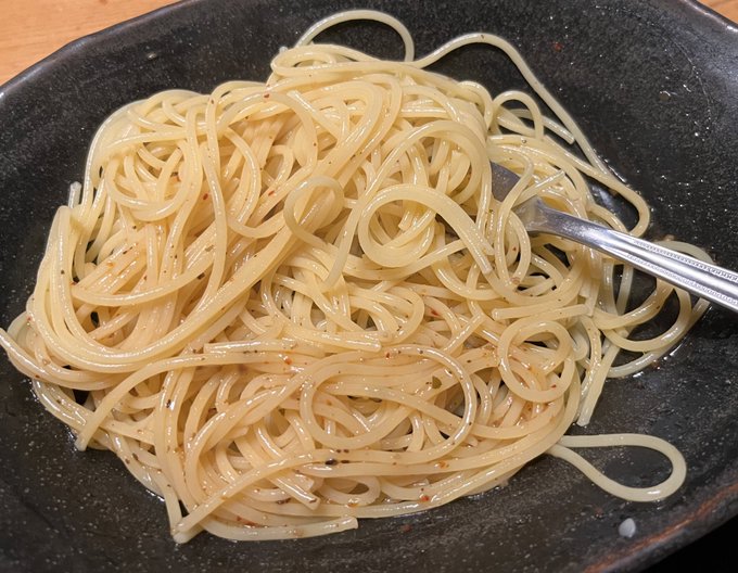 腹減ったので茹でたスパゲッティにずっと家に余ってたマクドのナゲットのゆず七味ソースとオリーブオイルを和えた何か🍝 