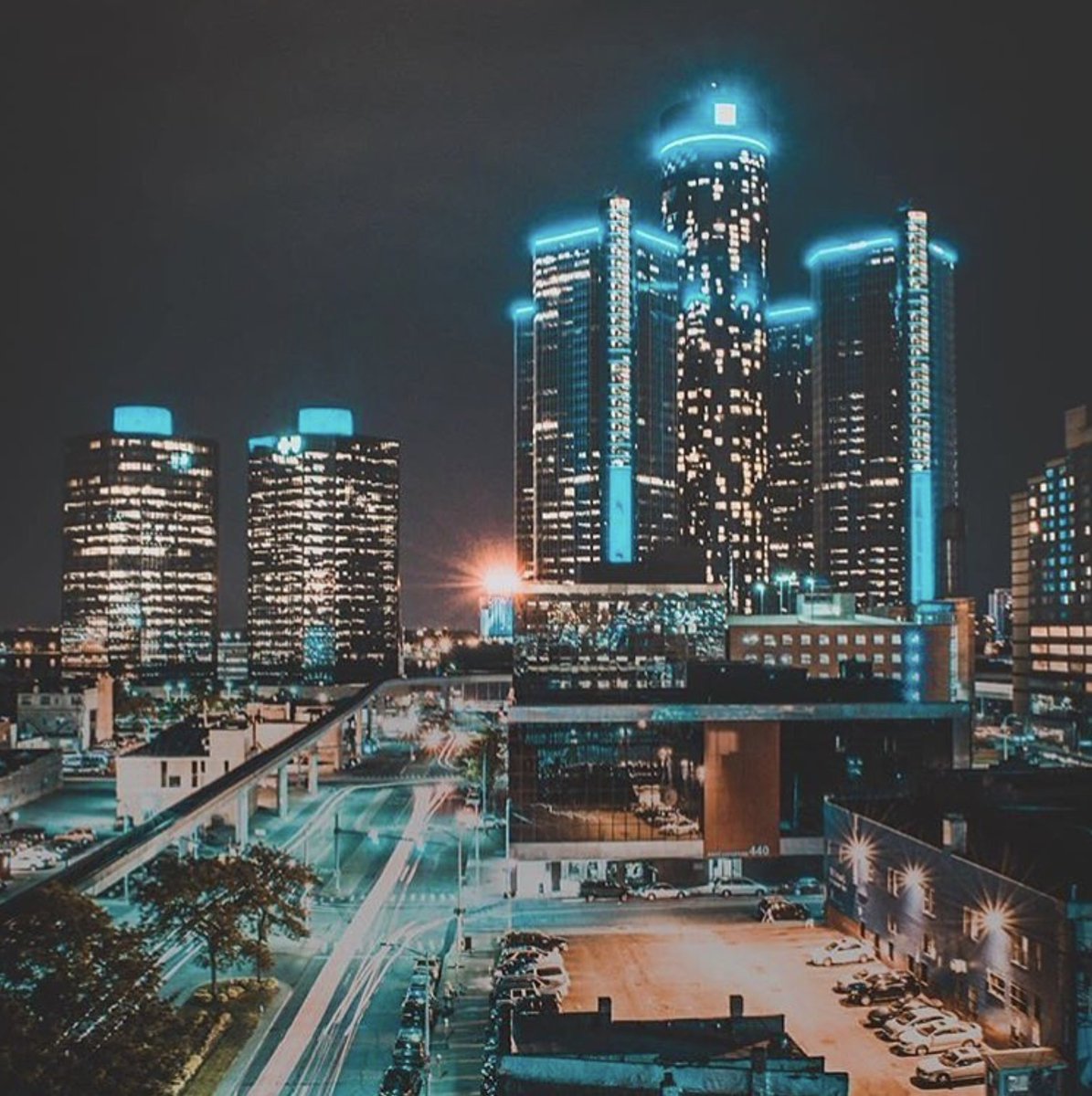 letsseedetroit's tweet photo. The GM Renaissance Center, on the Detroit Riverfront, has been the tallest building in Michigan since it’s construction over 40 years ago. 📷 @felicia_fullwood #detroit #renaissancecenter #rencen #letsseedetroit #detroittours https://t.co/SFb2SzAebB