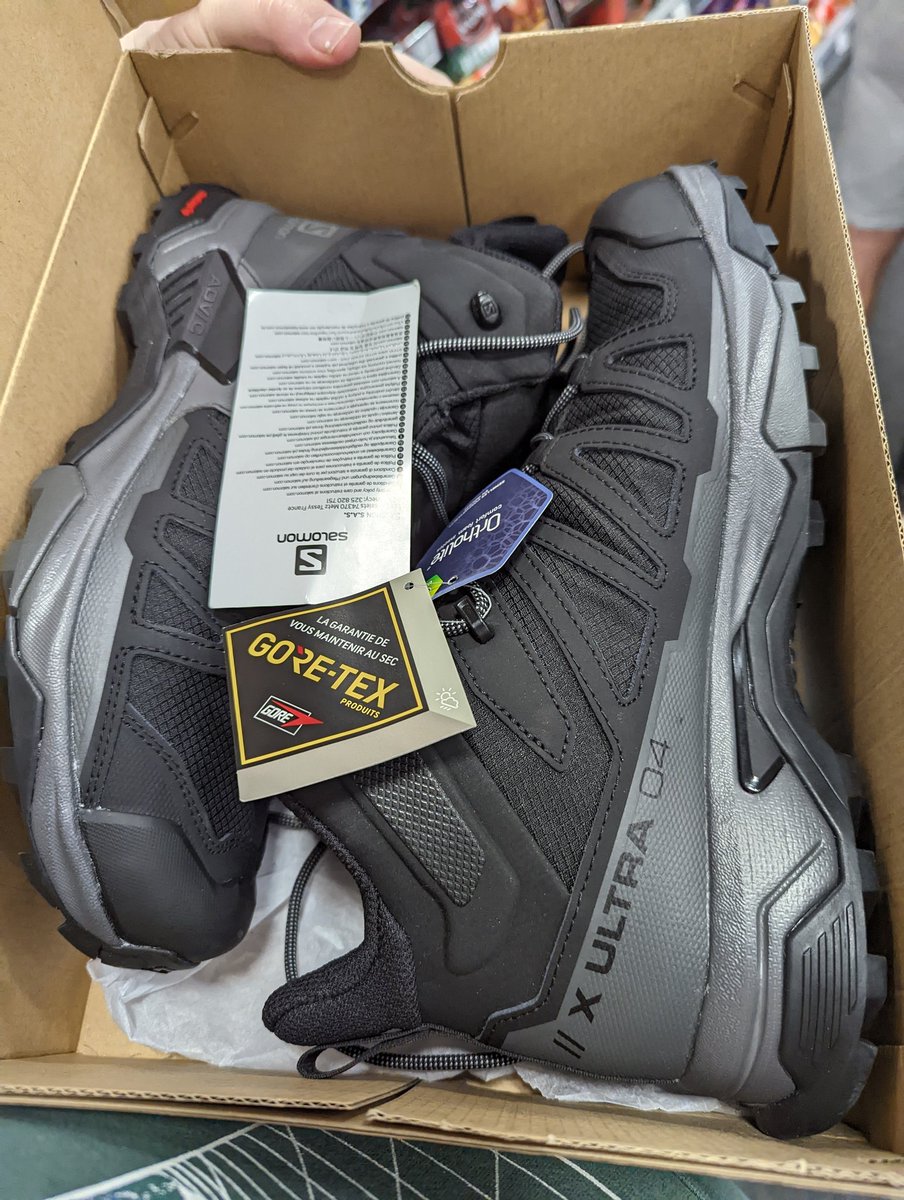 CgmnUk's tweet photo. Don't usually do this, but I'm super happy with @GOoutdoors. Had a pair of boots for less than 6 months &amp; the heel stitching came undone causing terrible blisters &amp; were no longer waterproof. GO had a look &amp; replaced them under warranty, no issue! Top customer service! 👏 https://t.co/kdD8lCzVYT