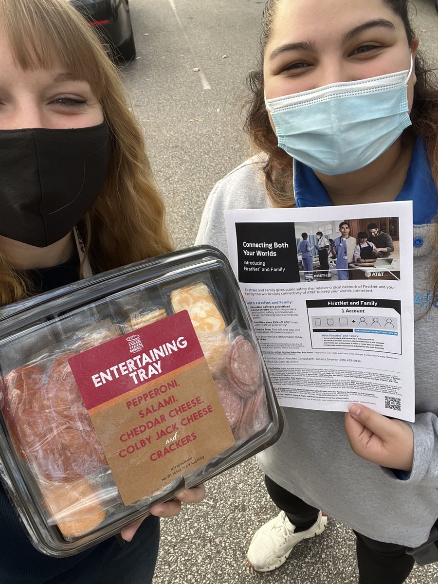 jldrewry's tweet photo. 🚨FN flyer drop with @emilysa__ 🚨 We come with snacks!! #FirstResponders #ATT @seanlee1007 @404girl @AllyG52 @jerryfornwalt @Fikster303 @willadam33 https://t.co/gdpheKa3Km