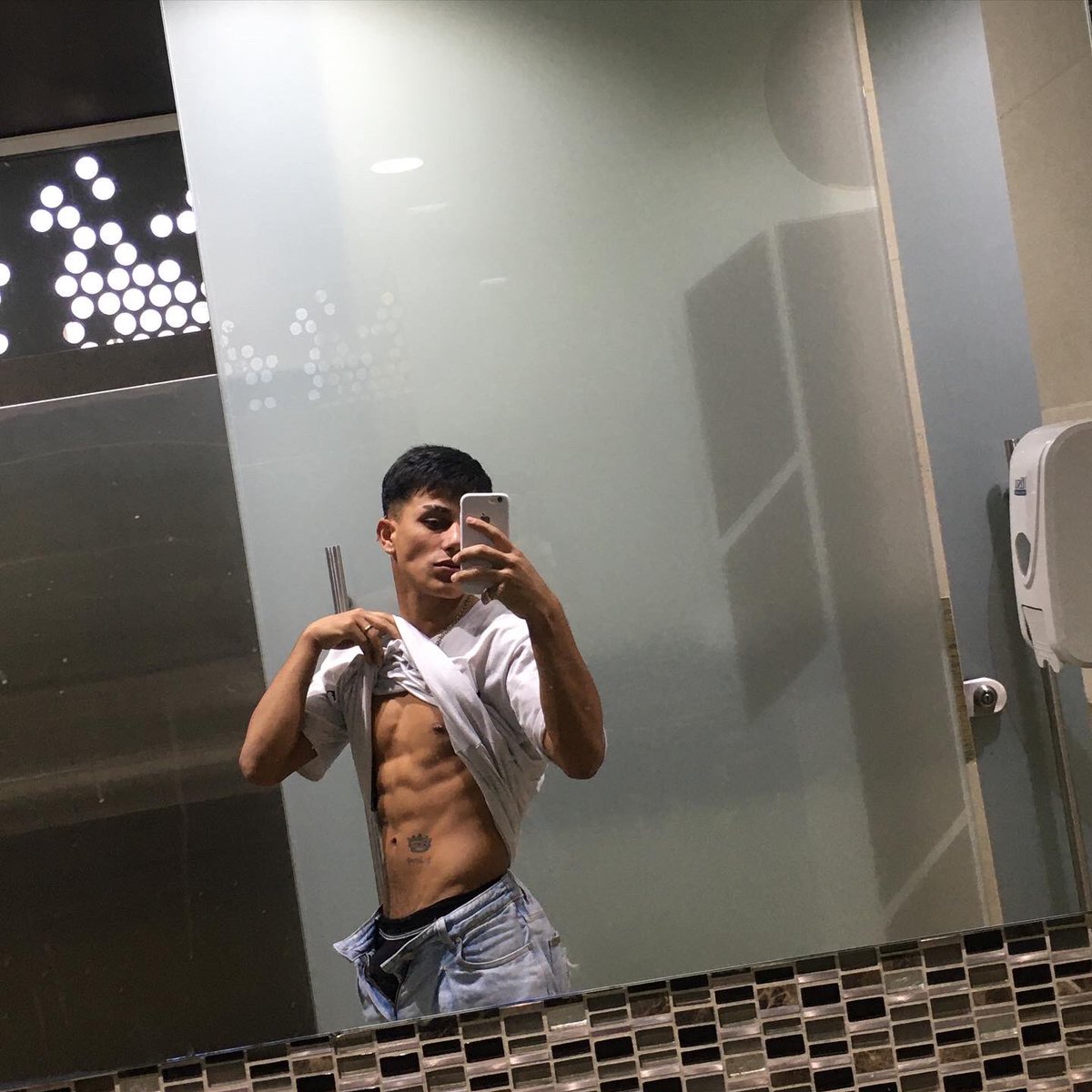 Sebastian_0890's tweet photo. Quien para un cruising en el baño público del CC 🔥 #GayCDMX https://t.co/0PTGqrV1PN