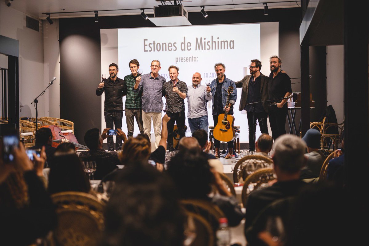 MishimaBCN's tweet photo. Moltes gràcies al Sergi, al Salvi i al Gabriel d’@estonesvins per aquestes deu collites fantàstiques. I gràcies, també, a la colla de tastadors que ens vau il·lustrar amb el vostre coneixement, glop a glop, rodejats dels llibres d’@OnaLlibres. https://t.co/bMmewfiiIp