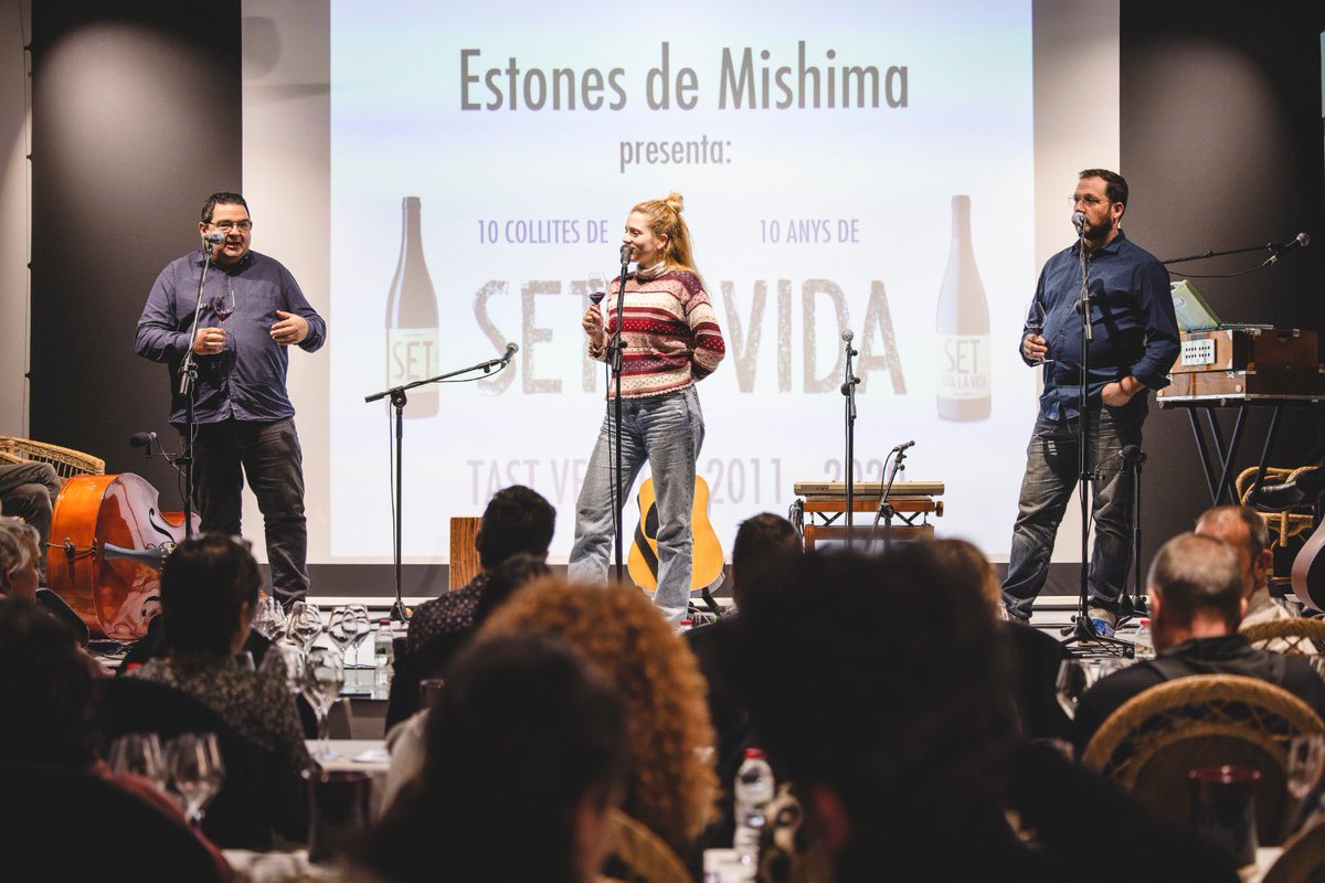 Moltes gràcies al Sergi, al Salvi i al Gabriel d’<a href="/estonesvins/">Estones</a> per aquestes deu collites fantàstiques. I gràcies, també, a la colla de tastadors que ens vau il·lustrar amb el vostre coneixement, glop a glop, rodejats dels llibres d’<a href="/OnaLlibres/">Ona Llibres</a>.