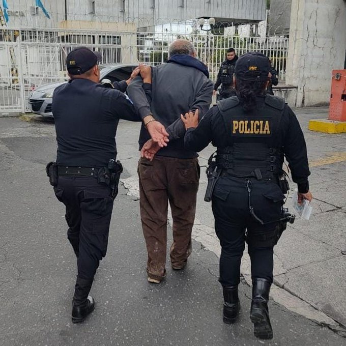 NuestroDiario's tweet photo. Sexagenario capturado por supuesto robo en supermercado ⏩

Un hombre fue detenido en la zona 18, por presuntamente hurtar una botella de aceite, una lata de comida, un tinte para cabello, shampoo y baterías.

Infórmate en #NuestroDiario 📰 y descarga #NDPlay 📱
📷 PNC https://t.co/jOwFqYKfHz