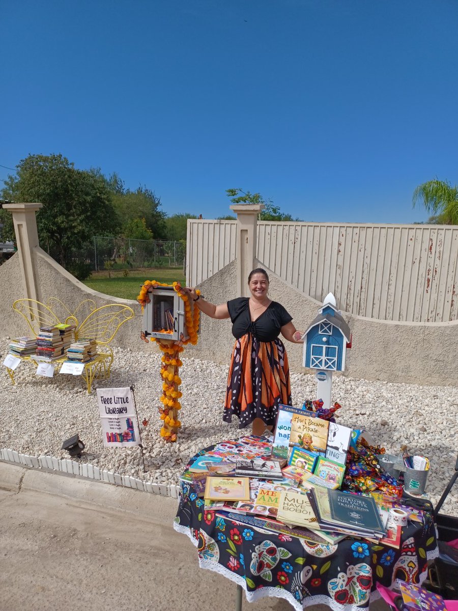 APUS_READ's tweet image. @LtlFreeLibrary We are proud to sponsor a former club officer's Little Free Library #153672 in Pharr, TX! #RandomActsOfReading #APUSReads