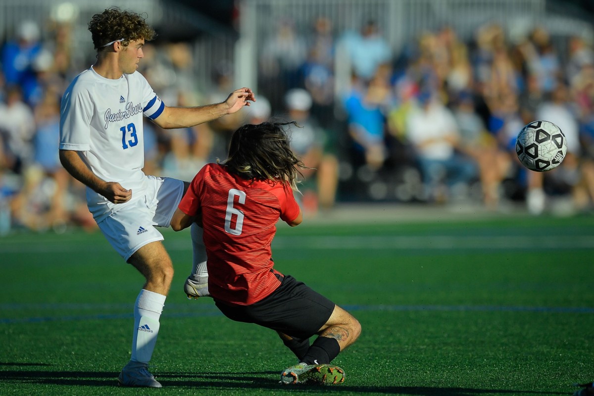 Player of the year <a href="/EastonBradstre1/">Easton Bradstreet</a> headlines All-Centennial League boys soccer team. Six city players earn first-team all-league honors. ...
topsports.news/2584-player-of…