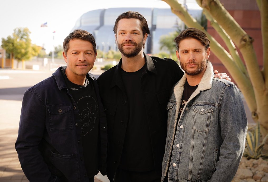 spnemcena's tweet photo. O TRIO DE MILHÕES! Nova imagem de Misha, Jared e Jensen juntos.

[📸: Chris Schmelke] https://t.co/7XcGsgaGis