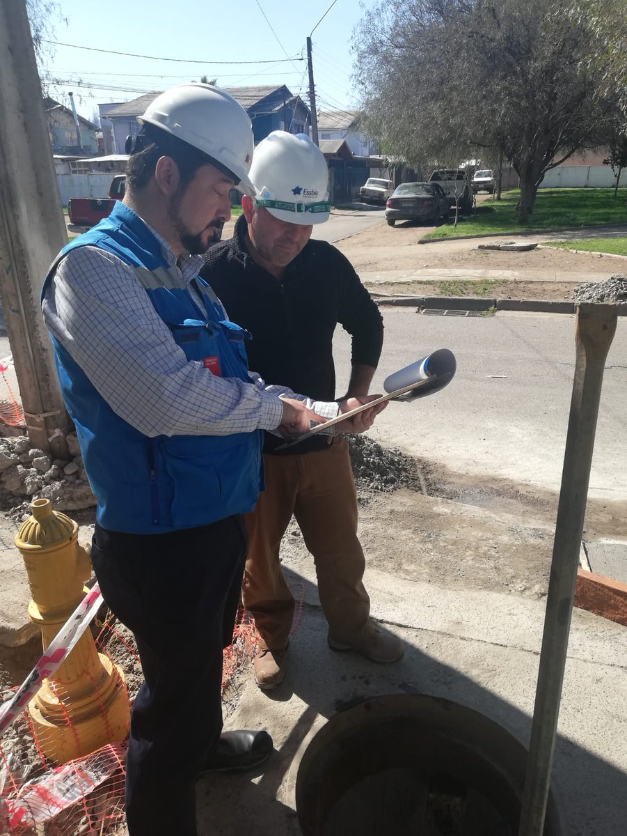 SISS_CHILE's tweet photo. 🗣En #Lolol nuestro equipo #SiSS de #OHiggins fiscaliza las faenas previas y las coordinaciones con organismos de emergencia, para el corte programado de agua potable que afectará hoy a la localidad. El objetivo es mejorar calidad del servicio a los clientes de @essbio @essbio✅ https://t.co/bOW3cwT0zt