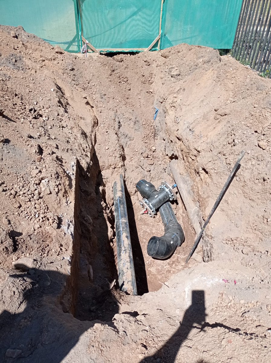 SISS_CHILE's tweet photo. 🗣En #Lolol nuestro equipo #SiSS de #OHiggins fiscaliza las faenas previas y las coordinaciones con organismos de emergencia, para el corte programado de agua potable que afectará hoy a la localidad. El objetivo es mejorar calidad del servicio a los clientes de @essbio @essbio✅ https://t.co/bOW3cwT0zt