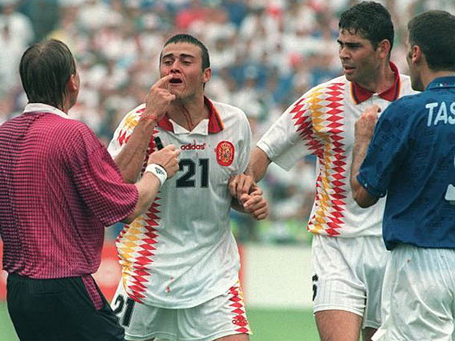 FRANELCHAVO's tweet photo. Fue el primer mundial que vi completo. EEUU 1994. 14 años tenía. Creo que es el campeonato con más golazos que he visto y aquel fútbol era otra cosa. Unos pepinazos, zurriagazos, zambombazos y algún que otro codazo… os lo comparto.
ABRO HILO, ¡que lo disfrutéis! https://t.co/sEE7rvc07L