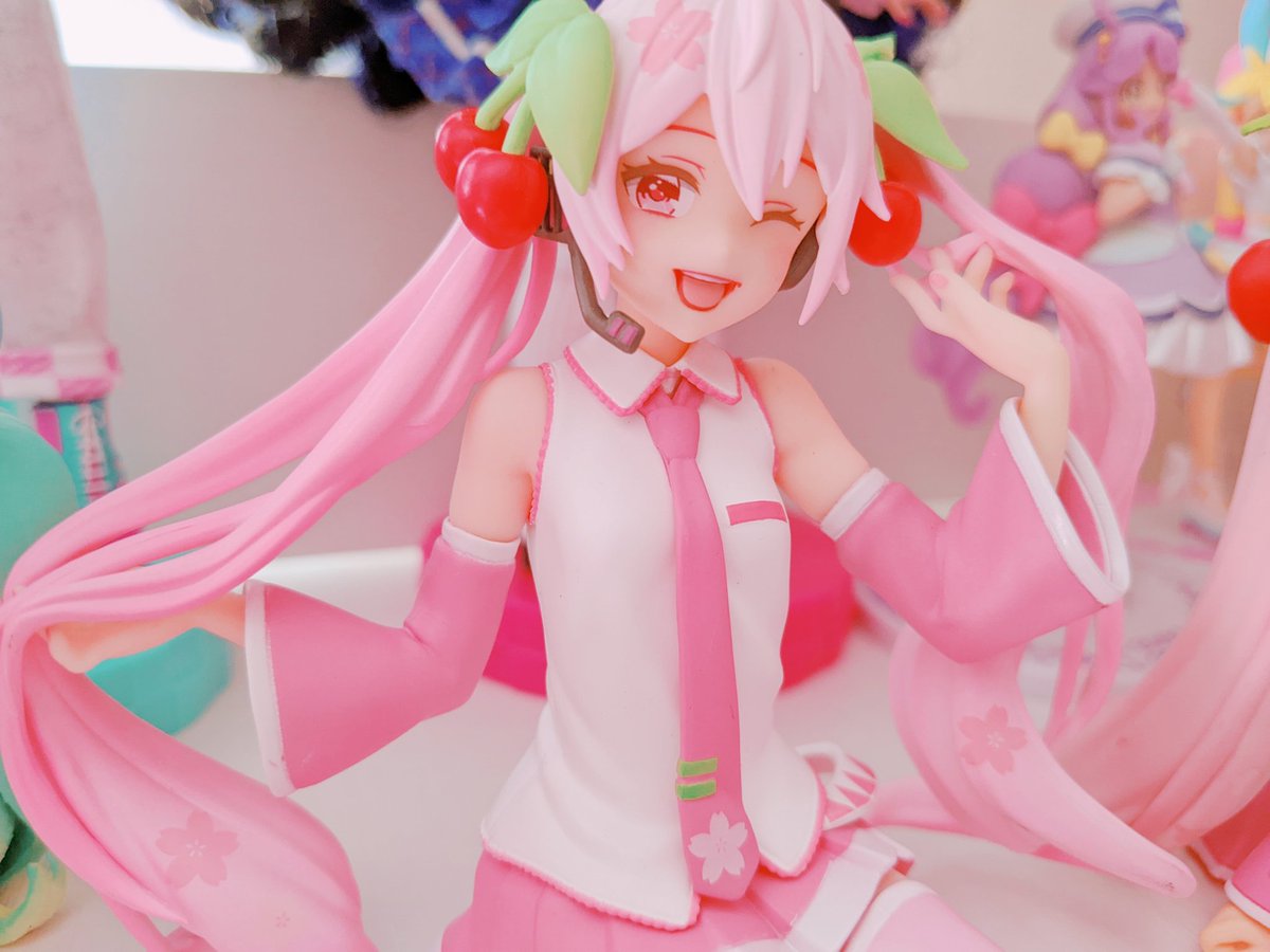 初音ミク ,桜ミク 「My mom got me Sakura mikus as souvenirs 」|💛 Princeのイラスト