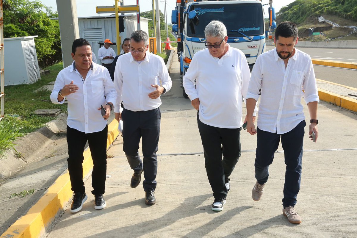 ANI_Colombia's tweet photo. #AgendaANI👷🏻El presidente @wcamargotriana y el vice @DiegoAMS24 se reunieron con la comunidad de Puerto Colombia y representantes del sector, para revisar diferentes situaciones al rededor del peaje Papiros derivadas por el cierre en la vía 51B🛣️🚗. https://t.co/UmoYfDtf6c