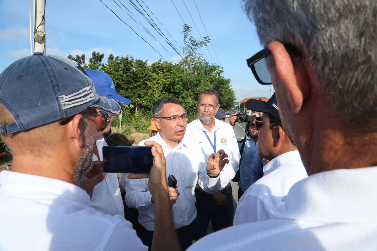 ANI_Colombia's tweet photo. #AgendaANI👷🏻El presidente @wcamargotriana y el vice @DiegoAMS24 se reunieron con la comunidad de Puerto Colombia y representantes del sector, para revisar diferentes situaciones al rededor del peaje Papiros derivadas por el cierre en la vía 51B🛣️🚗. https://t.co/UmoYfDtf6c