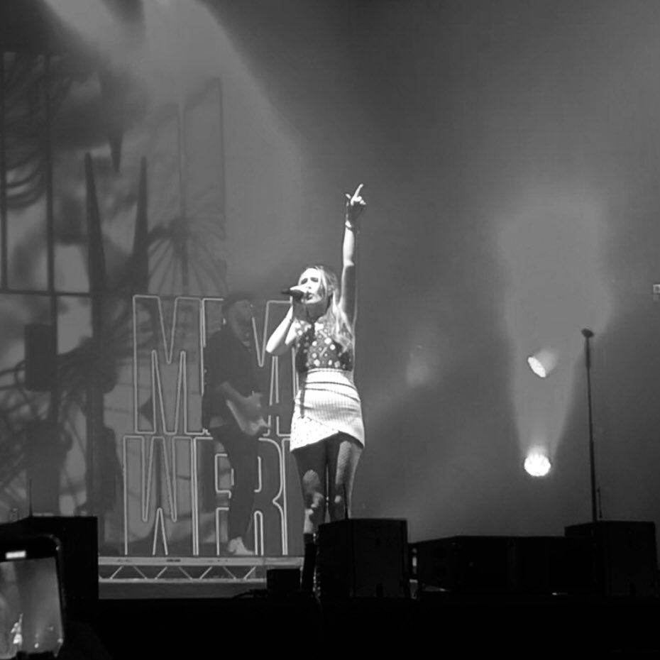 ameliaswebb's tweet photo. can’t wait to see u again on tour 🤎 @mimiwebb https://t.co/Hv6ZrZkWOW