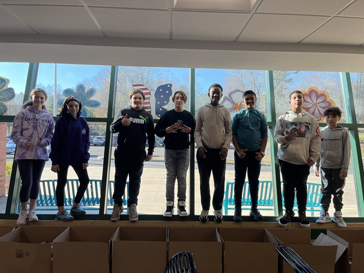 MissRosano's tweet photo. Our ❤️s are Thankful for all who donated food to our Thanksgiving Food Drive! Tis the season for giving! 🦃💛 @Mr_SClay @SPSSuper @scofieldmagnet @TheFoodBankLFC https://t.co/sYKvnbCis9