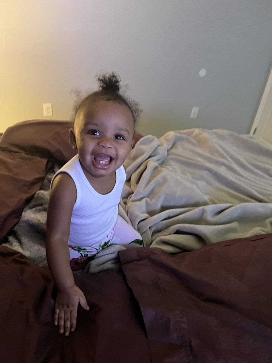 theRavenRaquel's tweet photo. Me: “Robyn, say cheeeeese!”
Robyn: 😁😬😄 https://t.co/uvapgNMYE9