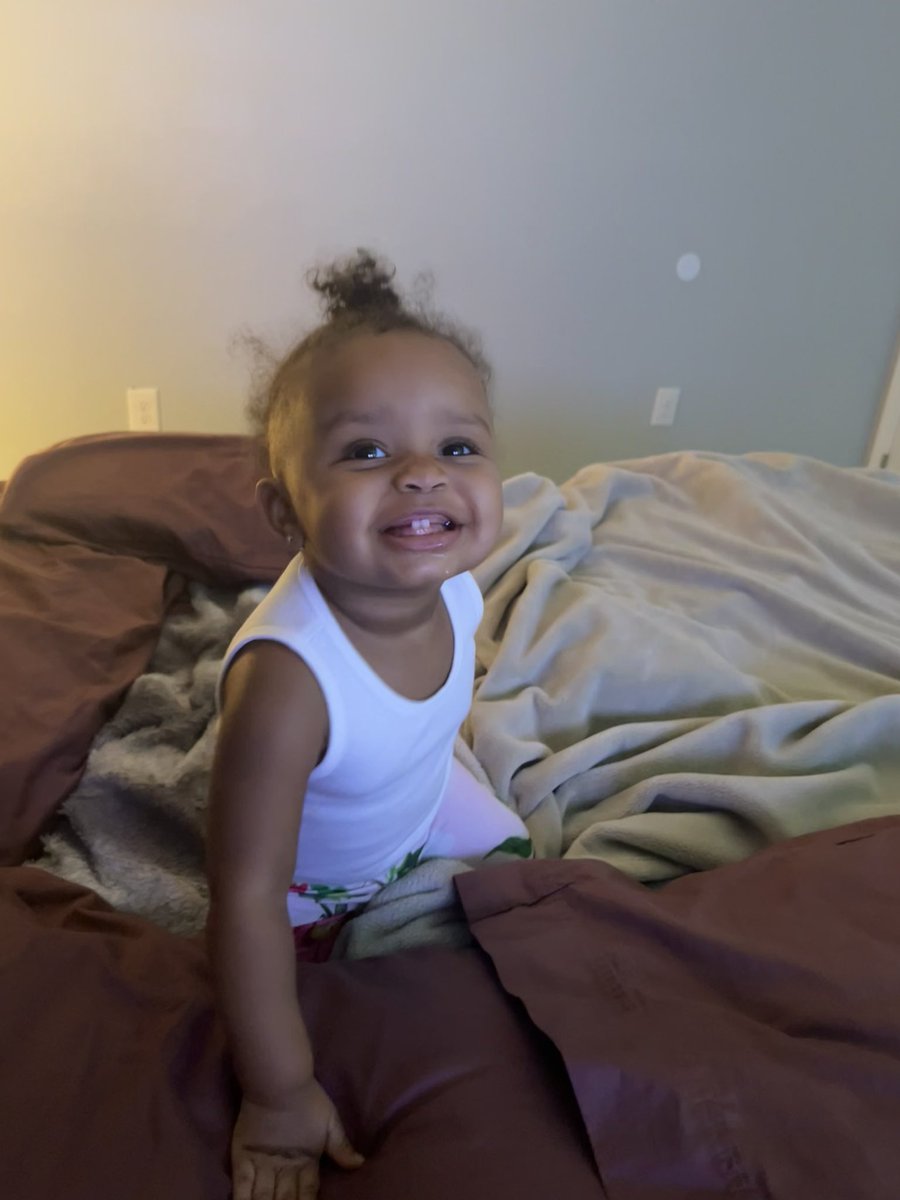 theRavenRaquel's tweet photo. Me: “Robyn, say cheeeeese!”
Robyn: 😁😬😄 https://t.co/uvapgNMYE9