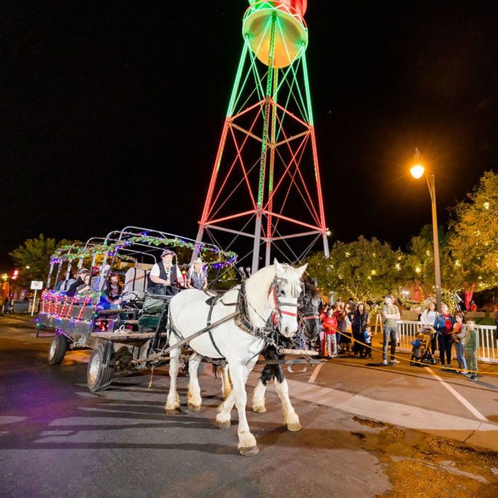 GilbertYourTown's tweet photo. The Gilbert Water Tower Lighting and Holiday Concert is back on Monday, November 28th from 6:00 to 8:30 PM at Water Tower Plaza. 💫 🎄

Enjoy live music, food trucks, horse and carriage rides, inflatables and various photo opportunities.

Learn more ➡️ https://t.co/i09c9p5BKf https://t.co/Vj13vT6QPu