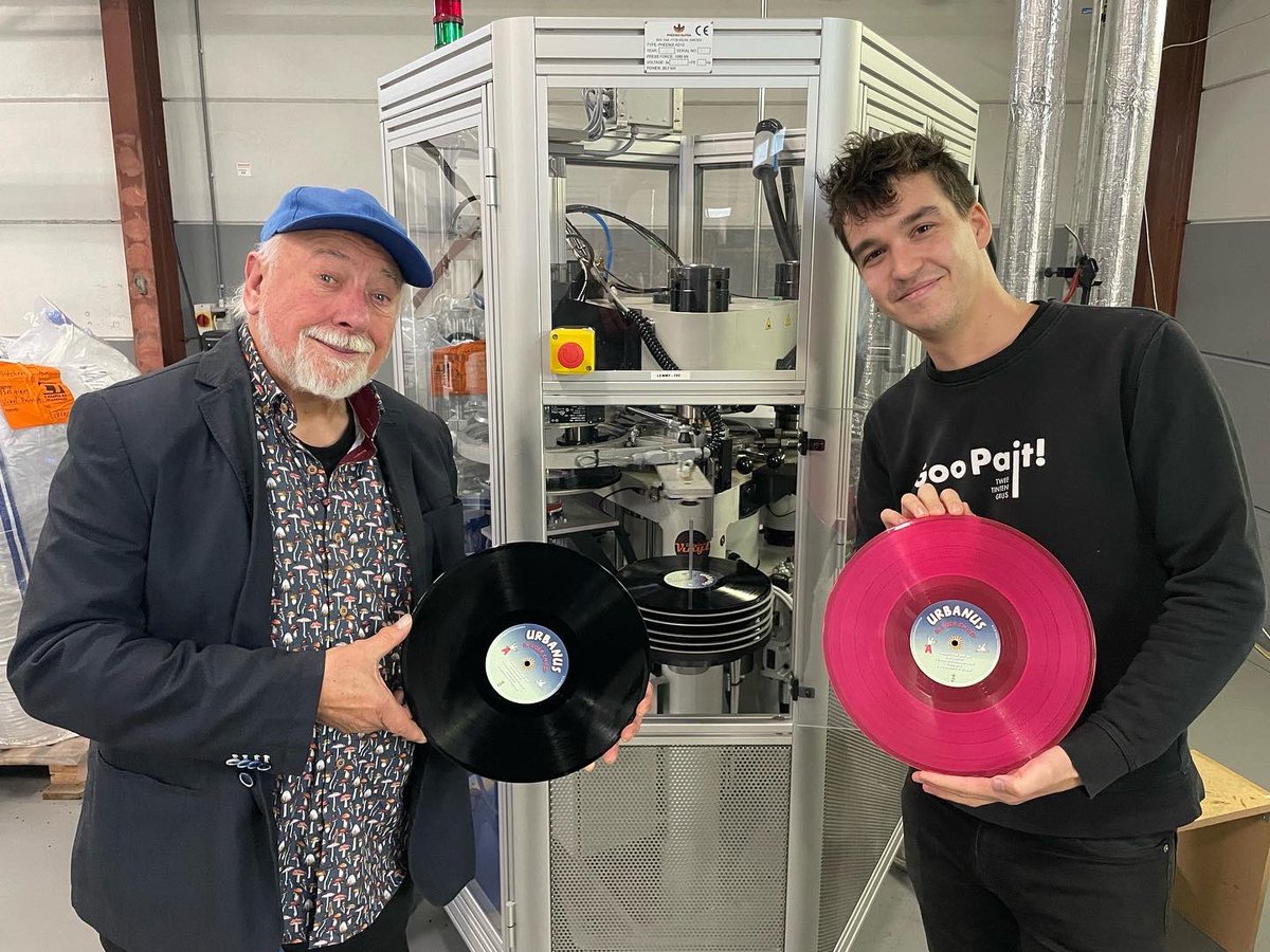 ManuHuylebroeck's tweet photo. Ik mocht de nieuwe plaat van Urbanus producen. Samen met de grote @JanVEyken. Fier en nederig dankbaar. ❤️🎸#inroerenrep #urbanus https://t.co/qPqw4jQF7O