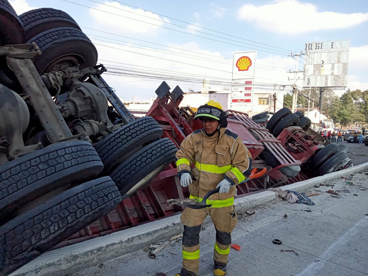 MundoTehuacan's tweet photo. #Entérate | Una aparatosa volcadura se registró en la autopista #México-#Puebla, a la altura de La María, con sentido a la #Volkswagen.
Elementos de @PCPueblaCapital realizan la mitigación de riesgos. https://t.co/CIRWhtiE5a