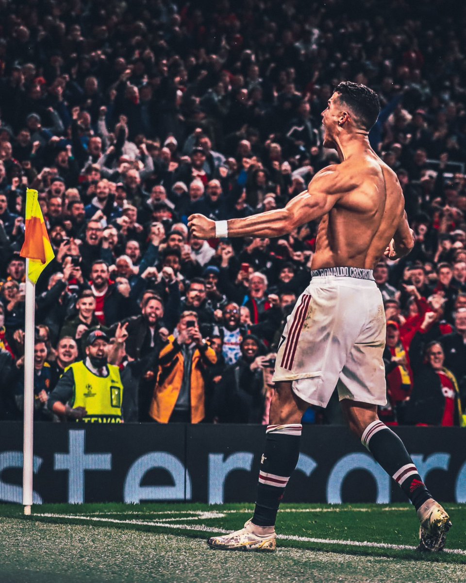 EmmanuelOdiemb1's tweet photo. @ManUtd After years of fans protests, It took just one Ronaldo interview to get the glazers to put United on sale. My GOAT saving the club on en off the pitch 🐐🙌 https://t.co/ppBazcqqT3