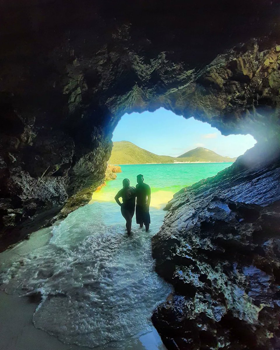 TalitaLopes_'s tweet photo. "Reza a lenda que, a Gruta do Amor (também chamada de Gruta Azul) tem poderes de tornar o amor eterno. Para isso, basta entrar na gruta juntinho com seu amor e dar um beijo selando a paixão eterna!" 💏🌊☀️
@drcalifa
#meuamor #psempre #maridinho #arraialdocabo #caribebrasileiro https://t.co/jTR9NZfOwG