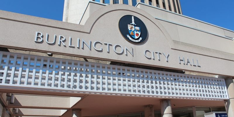 ACollinsPhoto's tweet photo. .@cityburlington to reinstate a mask mandate for staff effective Nov 28, for a period of 6 weeks, until Jan 8. Staff will be required to wear a mask while indoors in City workplaces &amp; multi-occupant vehicles where distancing cannot be maintained,limited exemptions will apply https://t.co/mJx8pE1ss6