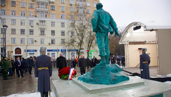 misvenas's tweet photo. Los presidentes de #Cuba y #Rusia, Miguel Díaz-Canel y Vladimir Putin, inauguraron un  monumento al Comandante en Jefe Fidel Castro Ruz en un barrio de #Moscu #FidelPorSiempre #Guantánamo https://t.co/fFG9G15Ok2