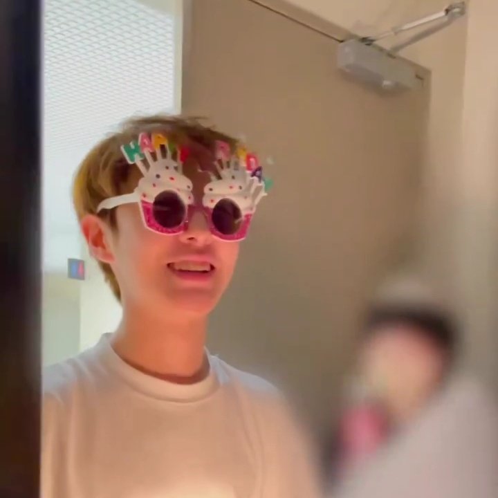 yellowren_'s tweet photo. love his smile 💚 https://t.co/X8Q2TfhGfp