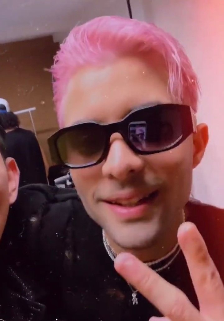 erickarchive's tweet photo. erick pink hair 💗 https://t.co/OSAgTzl7dd