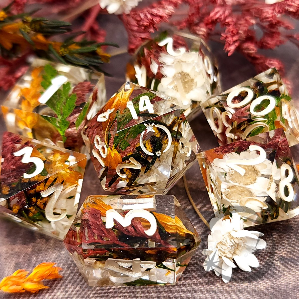 GoldenLightDice's tweet photo. @DevenRue @TabletopLoot I was tagged by someone (which I really appreciate 🥺🖤) so I figured I might as well pop in and say hi myself 👋✨ https://t.co/MnJHgkh5U2