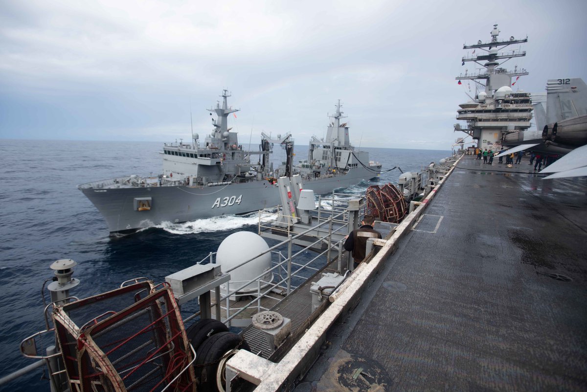 ModernAnzacs's tweet photo. An Aussie Supply class AOR has refuelled a US aircraft carrier for the first time. #AusNavy #RAN #AustralianNavy #usnavy #CSG5 Details pix https://t.co/TABixZp5BF https://t.co/k8nR8n4VIe