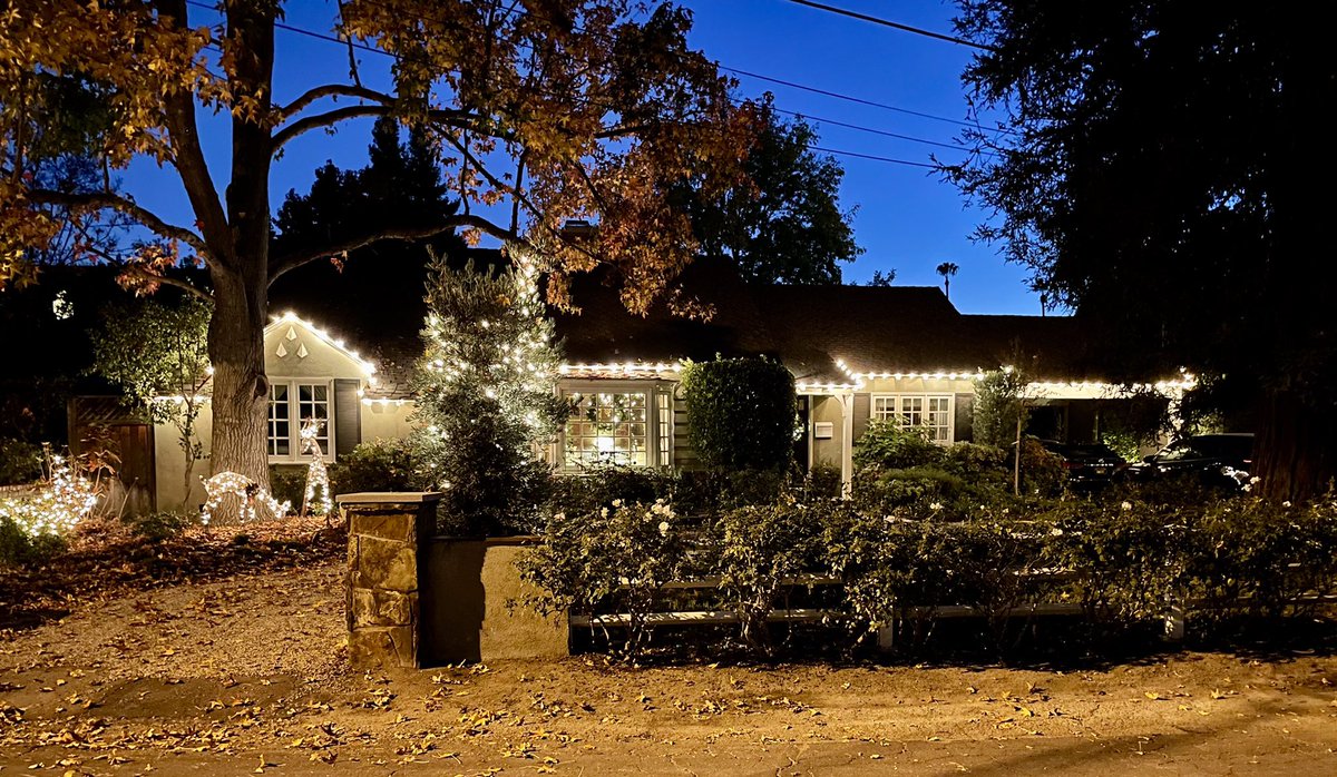 It’s beginning to look a lot like Christmas in Studio City! It’s not #christmasinconnecticut, but it’s all we have to work with. <a href="/MrErikJackson/">@𝚎𝚛𝚒𝚔𝚏𝚘𝚛𝚛𝚎𝚜𝚝𝚓𝚊𝚌𝚔𝚜𝚘𝚗.bsky.social</a>