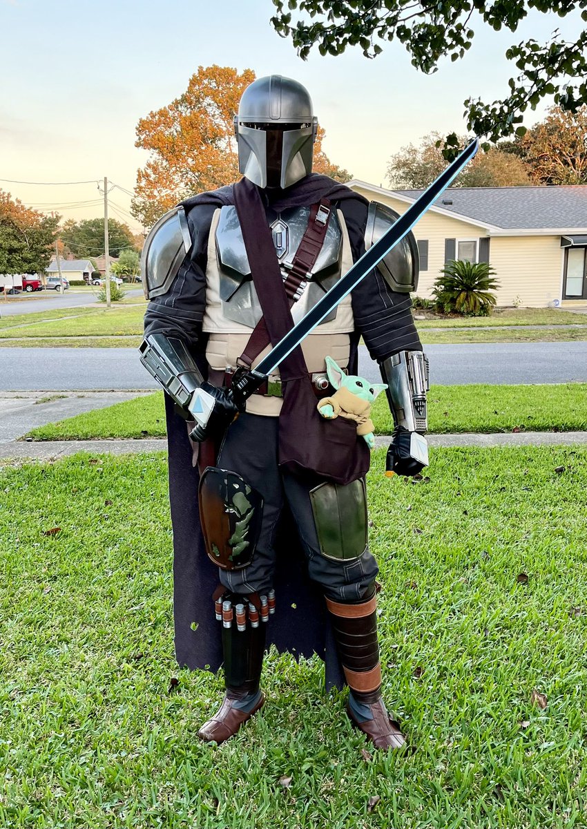Forgot to upload this Halloween. @CatYoung101  and I dressed as Mandalorian bounty hunters. #bobbafet #mandalorian #starwars #Halloween2022 #mando #icanbringyouinwarmoricanbringyouincold #darksaber #bountyhunters #grogu #maytheforcebewithyou