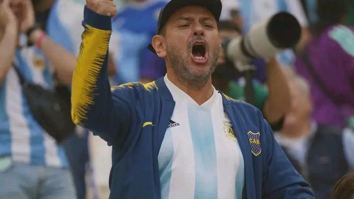 ElBosterodCuba's tweet photo. Primer partido de 🇦🇷 en #Qatar2022 🇶🇦 y no podían faltar #LosBosteros🔵🟡 en la cancha. Los más grandes y seguidos de la 🇦🇷 por mucho. https://t.co/AWfRPgYefr