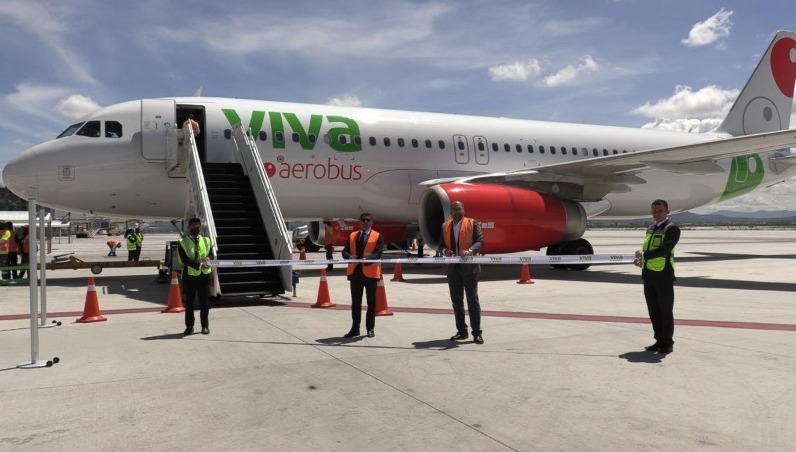 Denuncian en #Redes a <a href="/VivaAerobus/">Viva</a> por retrasar vuelo en CDMX

ow.ly/AlPs50LLCMX