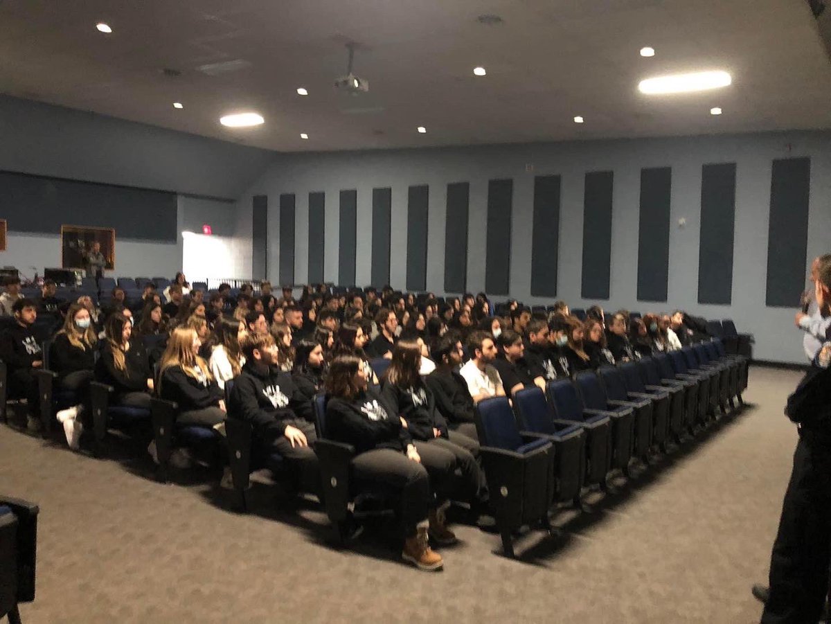 LMACemsb's tweet photo. Our secondary 4 and 5 students were given a drug awareness presentation this week with theJohn Abbott Police Technology staff, Mr. Joe Tomeo and Scott Darragh. We wish to thank them for this very informative and awesome presentation. #EMSB #WeAreEnglishMTL #johnabbott #LMAC https://t.co/Tjqp2BrULe