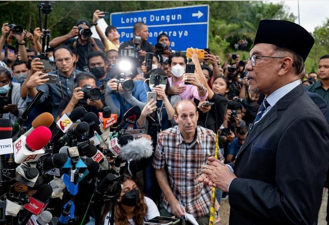 suhadi_bin's tweet photo. May his journey to become 10th PM and to overcome all corruption and misuse of power issue will be granted. Enough of sd,support and collusion. Lets the majorities rules since its already decided via ge15
#AnwarIbrahim #Anwar #AnwarMyPM #PRU15 #pakatanharapan #PM10malaysia #PM10 https://t.co/u2eeusSqHE