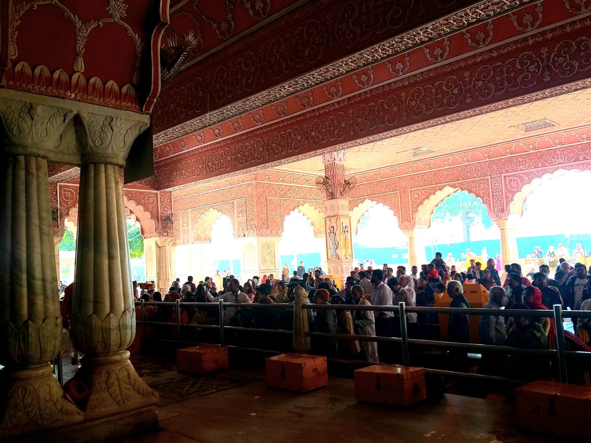 OopaliOperajita's tweet photo. #GovindDev Mandir in beautiful #Jaipur, India.🙏 These #HinduDevotees do not know of the existence of @NYTimes @washingtonpost @economist @TheAtlantic & other vicious publications whose ignorant and audacious reporters dare attack them each day. Their #InnocentFaith drives them. https://t.co/KPCvCvBRL5